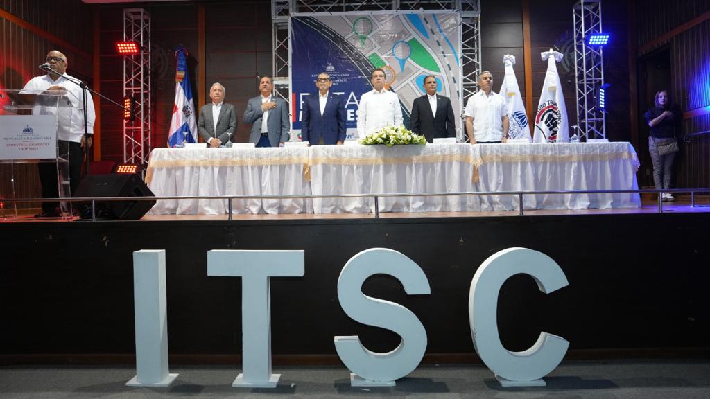 Porfirio Peralta junto al ministro Víctor Bisonó apertura  Ruta Mipymes  en SDE